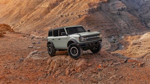 Der Ford Bronco steht in steinigem Gebirge