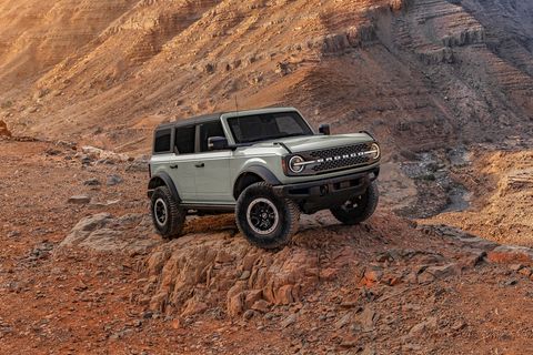 Der Ford Bronco steht in steinigem Gebirge