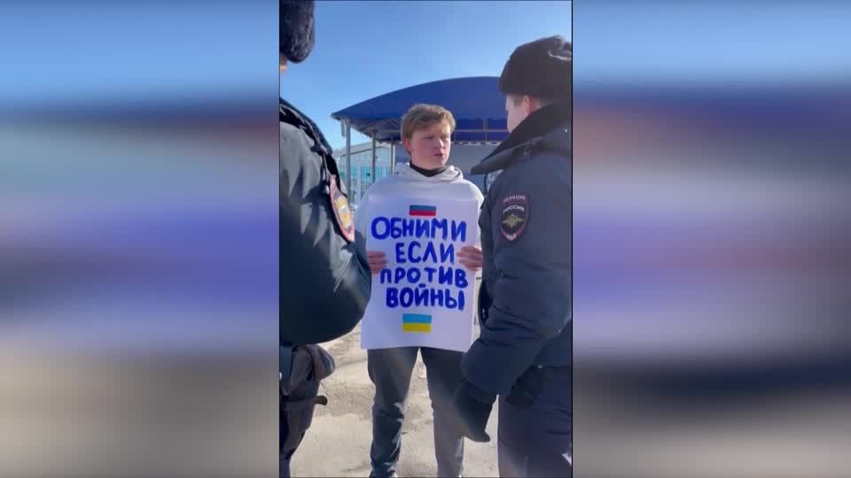 Video: Anti-Kriegsprotest in Russland: Umarmung oder Gefängnis?