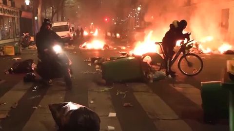 Anschläge in Paris: Acht AK47 und Sprengstoff im Auto: Polizisten fassten möglichen Attentäter in Bayern