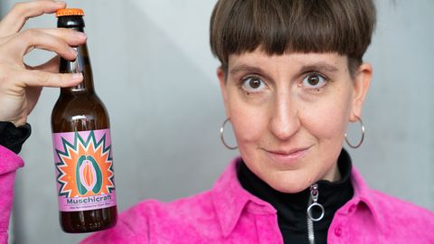 Sophie Tschannett mit einer Flasche Muschicraft