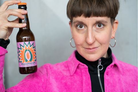 Sophie Tschannett mit einer Flasche Muschicraft