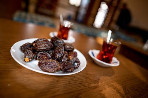 Datteln und Tee stehen im Cafe der Sehitlik-Moschee in Berlin-Neukölln