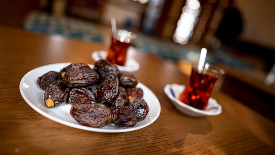 Datteln und Tee stehen im Cafe der Sehitlik-Moschee in Berlin-Neukölln