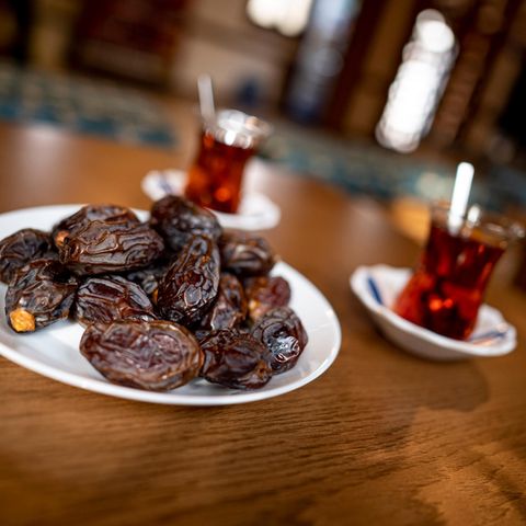 Datteln und Tee stehen im Cafe der Sehitlik-Moschee in Berlin-Neukölln
