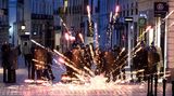 Nantes, Frankreich. Polizisten werden während einer Demonstration gegen die beschlossene Rentenreform mit Feuerwerkskörpern angegriffen. In der Nacht ist es erneut in mehreren französischen Städten zu gewaltsamen Protesten gekommen. In Paris wurden dabei Medienberichten zufolge 46 Randalierer festgenommen.