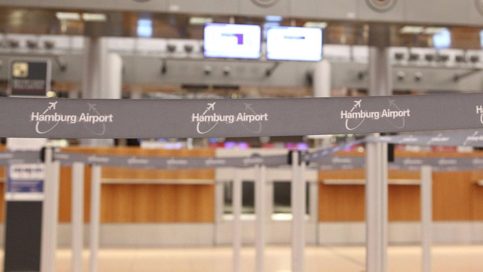 Passagiere brauchen am Donnerstag mal wieder Geduld, wenn sie vom Flughafen Hamburg aus in die Ferne fliegen wollen: Die Gewerkschaft Verdi hat erneut zum Warnstreik aufgerufen. Er soll am Mittwochabend mit der Nachtschicht beginnen und 24 Stunden andauern. Betroffen sind demnach das Sicherheitspersonal am Airport sowie die Angestellten der Flughafengesellschaft, der Parkraumbewirtschaftung und Bordkartenkontrolle. Es ist mit Verspätungen und Flugausfällen zu rechnen. Welche Rechte Sie als Passagier haben, lesen Sie hier. 