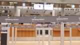 Passagiere brauchen am Donnerstag mal wieder Geduld, wenn sie vom Flughafen Hamburg aus in die Ferne fliegen wollen: Die Gewerkschaft Verdi hat erneut zum Warnstreik aufgerufen. Er soll am Mittwochabend mit der Nachtschicht beginnen und 24 Stunden andauern. Betroffen sind demnach das Sicherheitspersonal am Airport sowie die Angestellten der Flughafengesellschaft, der Parkraumbewirtschaftung und Bordkartenkontrolle. Es ist mit Verspätungen und Flugausfällen zu rechnen. Welche Rechte Sie als Passagier haben, lesen Sie hier. 