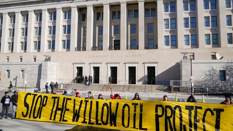 Demonstranten protestieren gegen die Genehmigung von Joe Bidens Ölbohrprojekts Willow vor dem Innenministerium