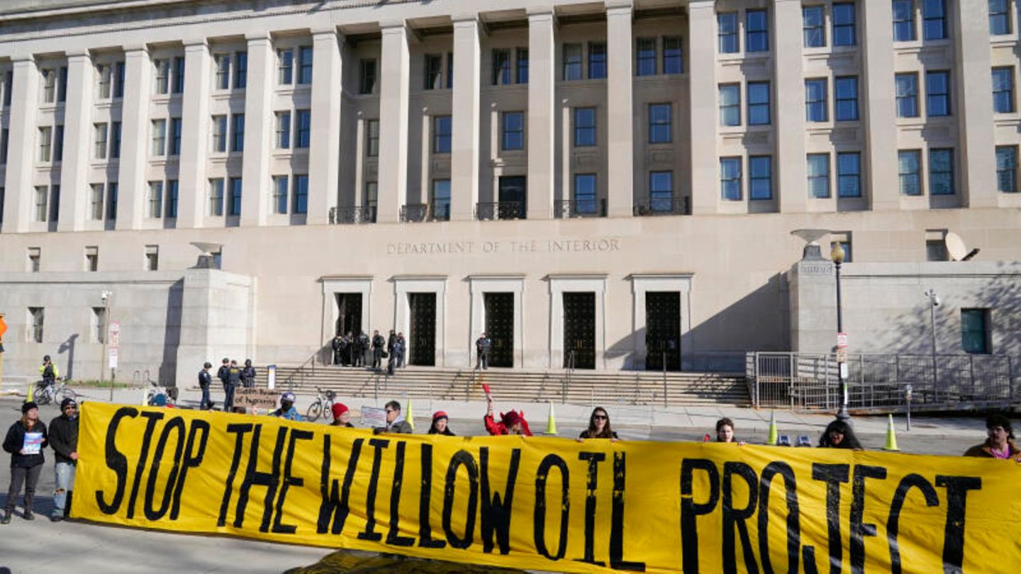 Demonstranten protestieren gegen die Genehmigung von Joe Bidens Ölbohrprojekts Willow vor dem Innenministerium