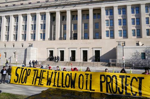 Demonstranten protestieren gegen die Genehmigung von Joe Bidens Ölbohrprojekts Willow vor dem Innenministerium