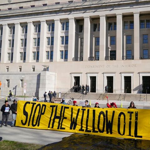 Demonstranten protestieren gegen die Genehmigung von Joe Bidens Ölbohrprojekts Willow vor dem Innenministerium