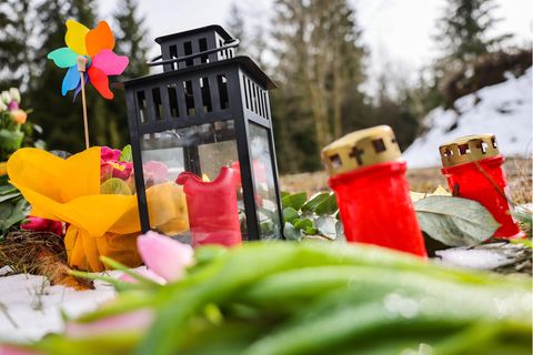 Freudenberg: Blumen und Kerzen stehen am Tatort