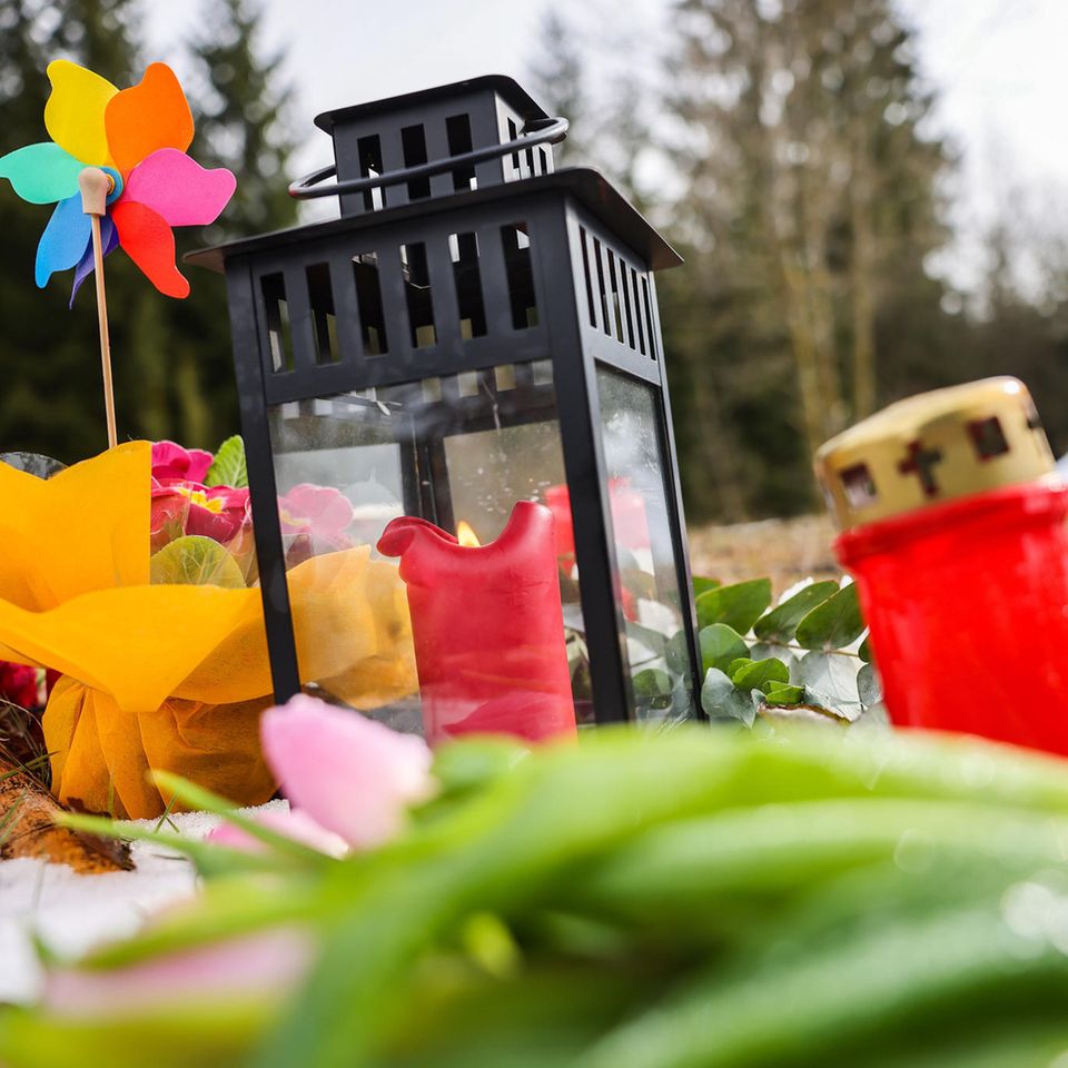 Freudenberg: Blumen und Kerzen stehen am Tatort