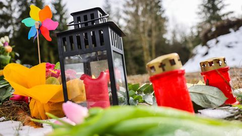 Freudenberg: Blumen und Kerzen stehen am Tatort