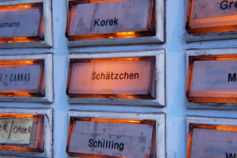 Verschiedene Nachnamen stehen auf Klingelschildern
