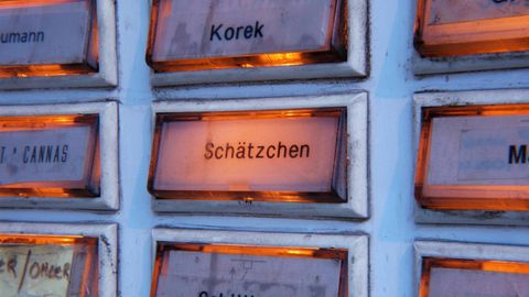 Verschiedene Nachnamen stehen auf Klingelschildern