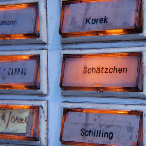 Verschiedene Nachnamen stehen auf Klingelschildern