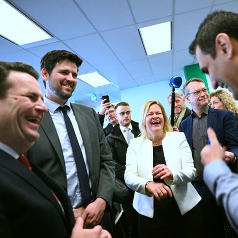 Nancy Faeser und Hubertus Heil im Gespräch in Kanada