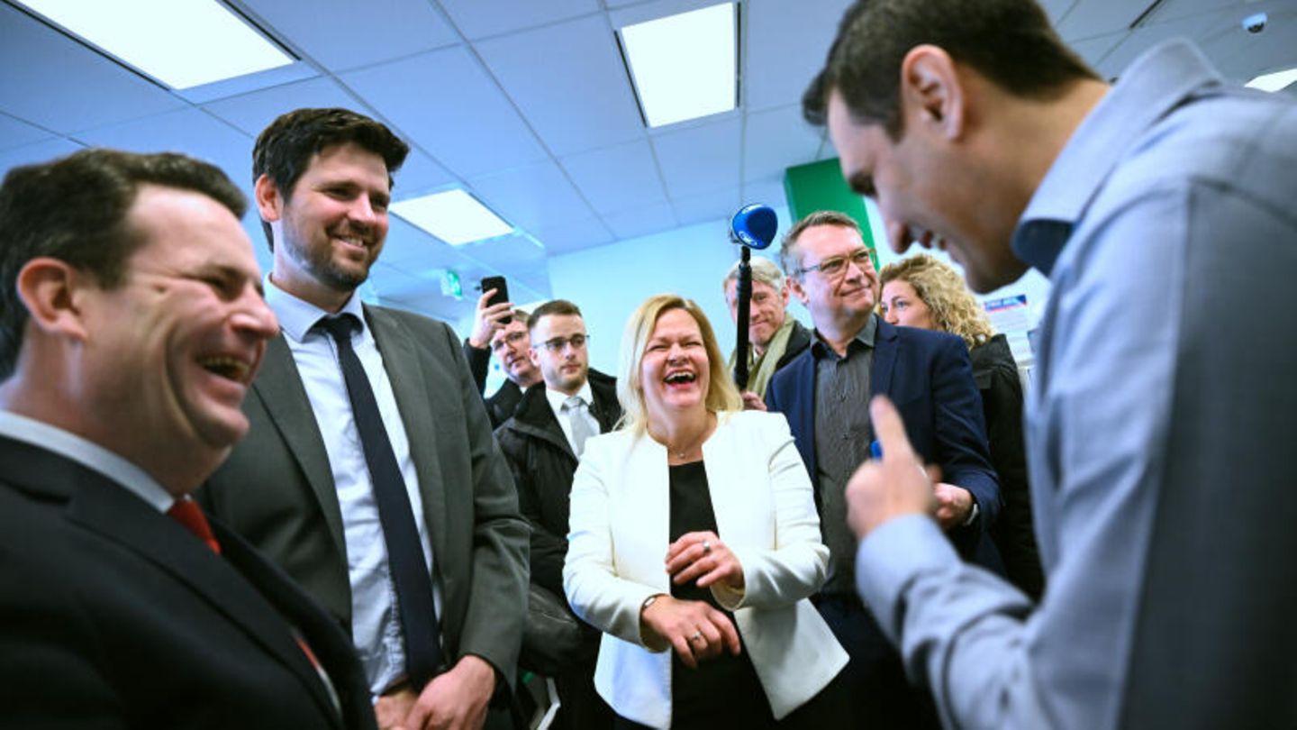 Nancy Faeser und Hubertus Heil im Gespräch in Kanada