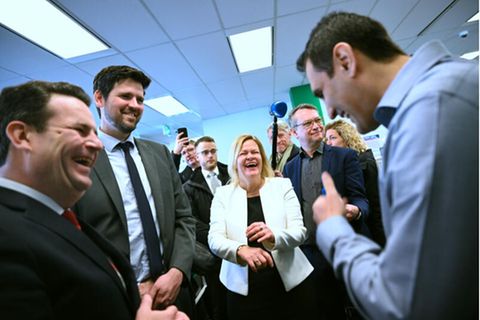 Nancy Faeser und Hubertus Heil im Gespräch in Kanada