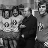 Der Erfinder der Trikot-Werbung in Deutschland: Günter Mast, Chef des Kräuterlikör-Herstellers Jägermeister aus Wolfenbüttel, wollte eine neue Form der Werbung finden und entdeckte dafür den Fußball. Da Eintracht Braunschweig damals eine große Nummer in der Bundesliga war und gleich in der Nachbarschaft von Wolfenbüttel lag, wandte sich Mast 1972 mit seiner Idee an den Verein. Der sagte schnell zu, weil er in Finanznöten steckte. Zuerst ersetzte das Jägermeister-Logo das Vereinswappen, um das Werbeverbot zu umgehen! Am 24. März 1973 liefen die Braunschweiger im Heimspiel gegen Schalke 04 das erste Mal mit dem Hirschkopf auf der Brust auf. Sieben Monate später knickte der Deutsche Fußball-Bund ein und erlaubte die Werbung auf dem Trikot. Die Eintracht kassierte 100.000 Deutsche Mark pro Jahr für den Deal.