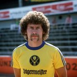 Unternehmer Mast machte es möglich, dass Eintracht Braunschweig den damaligen Superstar Paul Breitner von Real Madrid verpflichtete. Kein anderer Verein in der Bundesliga soll bereit gewesen sein, die 1,6 Millionen DM für den Weltmeister von 1974 zu bezahlen. So kam es, dass die berühmten Bilder von Breitner mit Hirschkopf auf dem Trikot entstanden. Ein Jahr hielt es der große Fußballer in Braunschweig aus, dann lotste ihn Kumpel Uli Hoeneß zurück zum FC Bayern – übrigens mit Hilfe des Sponsorengeldes von Magirus-Deutz.