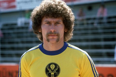 Unternehmer Mast machte es möglich, dass Eintracht Braunschweig den damaligen Superstar Paul Breitner von Real Madrid verpflichtete. Kein anderer Verein in der Bundesliga soll bereit gewesen sein, die 1,6 Millionen DM für den Weltmeister von 1974 zu bezahlen. So kam es, dass die berühmten Bilder von Breitner mit Hirschkopf auf dem Trikot entstanden. Ein Jahr hielt es der große Fußballer in Braunschweig aus, dann lotste ihn Kumpel Uli Hoeneß zurück zum FC Bayern – übrigens mit Hilfe des Sponsorengeldes von Magirus-Deutz.