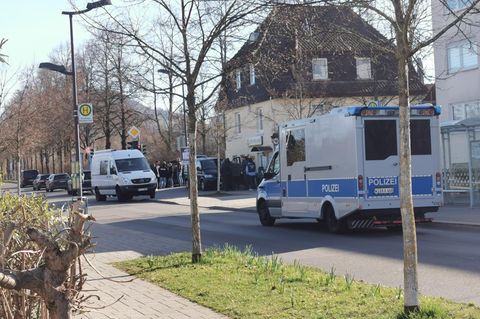Polizeifahrzeuge stehen in Reutlingen in einer Straße.