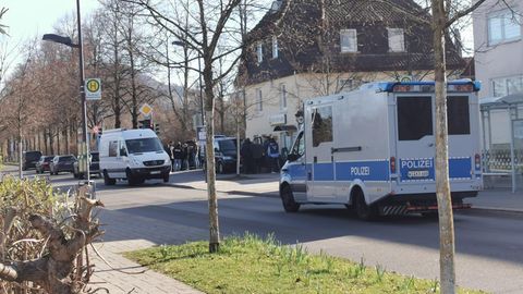 Polizeifahrzeuge stehen in Reutlingen in einer Straße.