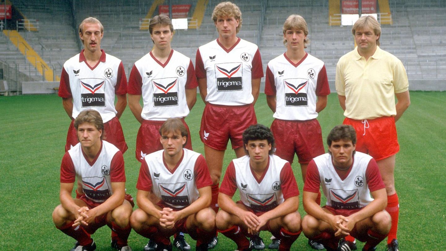 Ab den späten siebziger Jahren war Trikotwerbung üblich. Zur Saison 1987/88 lief der 1. FC Kaiserslautern mit dem jungen Mario Basler, der in der zweiten Reihe rechts neben Trainer Hannes Bongarts steht, mit dem Trigema-Schriftzug auf. Das deutsche Unternehmen, das unter anderen Sportartikel herstellt, ist der größte Trikosponsor in der Geschichte der Fußball-Bundesliga. Über 18 Jahre lang prangte bei elf Vereinen der ersten und zweiten Liga der Trigema-Schriftzug auf der Brust.
