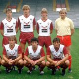 Ab den späten siebziger Jahren war Trikotwerbung üblich. Zur Saison 1987/88 lief der 1. FC Kaiserslautern mit dem jungen Mario Basler, der in der zweiten Reihe rechts neben Trainer Hannes Bongarts steht, mit dem Trigema-Schriftzug auf. Das deutsche Unternehmen, das unter anderen Sportartikel herstellt, ist der größte Trikosponsor in der Geschichte der Fußball-Bundesliga. Über 18 Jahre lang prangte bei elf Vereinen der ersten und zweiten Liga der Trigema-Schriftzug auf der Brust.