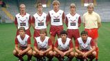 Ab den späten siebziger Jahren war Trikotwerbung üblich. Zur Saison 1987/88 lief der 1. FC Kaiserslautern mit dem jungen Mario Basler, der in der zweiten Reihe rechts neben Trainer Hannes Bongarts steht, mit dem Trigema-Schriftzug auf. Das deutsche Unternehmen, das unter anderen Sportartikel herstellt, ist der größte Trikosponsor in der Geschichte der Fußball-Bundesliga. Über 18 Jahre lang prangte bei elf Vereinen der ersten und zweiten Liga der Trigema-Schriftzug auf der Brust.