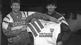 Der Platz auf der Brust wurde auch für politische Botschaften genutzt. Als Anfang der 90er Jahre eine Welle ausländerfeindlicher Anschläge und Pogrome das Land erschütterte, setzten die Bundesliga-Klubs am letzten Spieltag der Vorrunde 1992 ein gemeinsames Zeichen und liefen mit dem Spruch "Mein Freund ist Ausländer" auf. Auf unserem Bild ist das Trikot des VfB Stuttgart zu sehen, das von Nationalspieler Guido Buchwald und dem Teamkollegen Slobodan Dubaijic präsentiert wurde. Der VfB war ein halbes Jahr zuvor Deutscher Meister geworden.