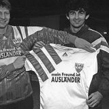 Der Platz auf der Brust wurde auch für politische Botschaften genutzt. Als Anfang der 90er Jahre eine Welle ausländerfeindlicher Anschläge und Pogrome das Land erschütterte, setzten die Bundesliga-Klubs am letzten Spieltag der Vorrunde 1992 ein gemeinsames Zeichen und liefen mit dem Spruch "Mein Freund ist Ausländer" auf. Auf unserem Bild ist das Trikot des VfB Stuttgart zu sehen, das von Nationalspieler Guido Buchwald und dem Teamkollegen Slobodan Dubaijic präsentiert wurde. Der VfB war ein halbes Jahr zuvor Deutscher Meister geworden.