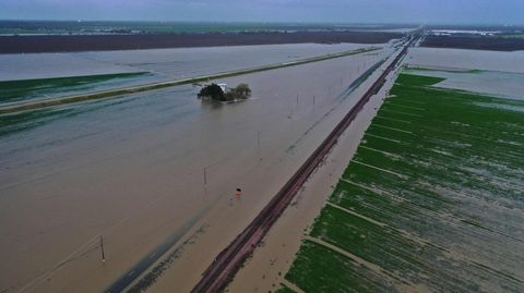 Überschwemmtes Farmland in Tulare County in Kalifornien: Der Regen könnte den ausgetrockneten Tulare-See wieder füllen