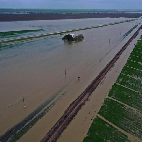 Überschwemmtes Farmland in Tulare County in Kalifornien: Der Regen könnte den ausgetrockneten Tulare-See wieder füllen