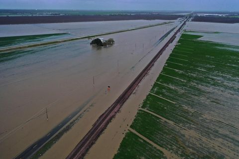 Überschwemmtes Farmland in Tulare County in Kalifornien: Der Regen könnte den ausgetrockneten Tulare-See wieder füllen