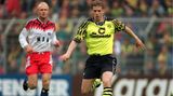 Besonders tricky ging der HSV-Trikotsponsor TV Spielfilm im Jahr 1995 vor. In einem Spiel gegen Borussia Dortmund (im Hintergrund HSVer Andreas Fischer, vorne BVB-Profi Lars Ricken) war das Logo des Sponsors von der Brust verschwunden, weil der einen "Imageschaden" durch die "unterirdischen Leistungen" des HSV befürchtete. So lautete die offizielle Begründung. War natürlich nur ein Werbegag, der die gewünschte mediale Welle auslöste und noch mehr Werbung für die Zeitschrift bedeutete.