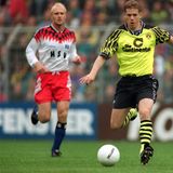Besonders tricky ging der HSV-Trikotsponsor TV Spielfilm im Jahr 1995 vor. In einem Spiel gegen Borussia Dortmund (im Hintergrund HSVer Andreas Fischer, vorne BVB-Profi Lars Ricken) war das Logo des Sponsors von der Brust verschwunden, weil der einen "Imageschaden" durch die "unterirdischen Leistungen" des HSV befürchtete. So lautete die offizielle Begründung. War natürlich nur ein Werbegag, der die gewünschte mediale Welle auslöste und noch mehr Werbung für die Zeitschrift bedeutete.