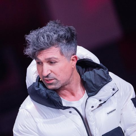 Lotto-Millionär Chico hat den Kopf zur Seite gerichtet und schaut schräg nach unten