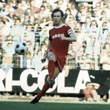 "Kaiser" Franz Beckenbauer mit dem Schriftzug des ersten Bayern-Trikotsponsors adidas. Der Münchner Großklub war einer der ersten Vereine, die 1974 dem Vorbild von Eintracht Braunschweig folgten und die freie Fläche auf der Brust für Werbung nutzten. Und das war – ganz seriös – der Sportartikelhersteller, in dessen Schuhen und Trikots man eh schon spielte, nur vorher ohne Schriftzug.