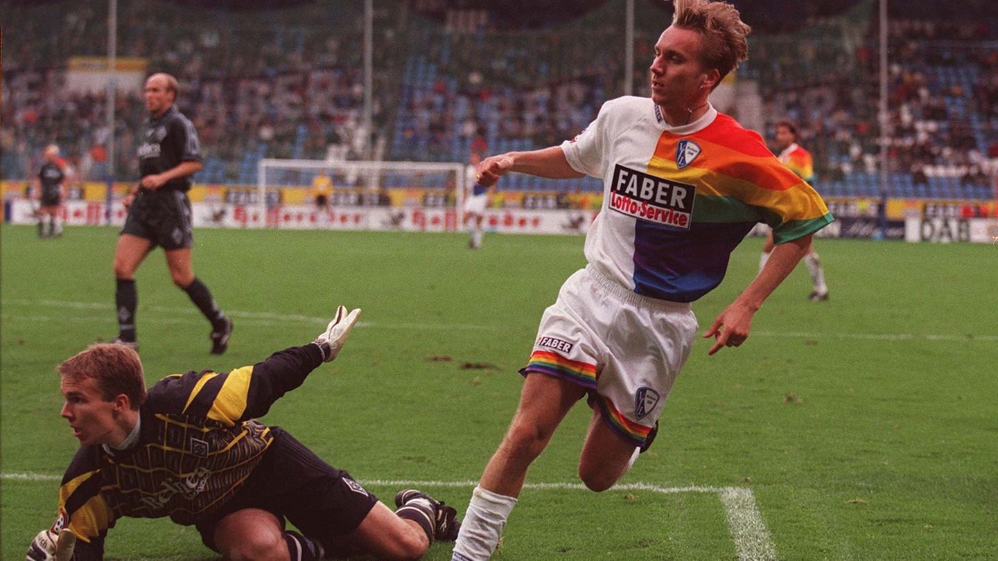 Bochums Sebastian Schindzielorz gelang trotz des schrillen Trikots der Siegtreffer gegen Borussia Mönchengladbach mit dem jungen Robert Enke im Tor. Von 1997 bis 1999 war der VfL in dem Jersey unterwegs. Inoffiziell trägt es den Titel "Hässlichstes Trikot der Bundesliga-Geschichte". Und das kam so: Sponsor Faber Lotto-Service hatte die Produktion gleich selbst übernommen. Heraus kam zum Entsetzen der Fans ein papageienartiges, regenbogenfarbiges Trikot. Vermutlich wäre es aktuell aufgrund der LGBTQ+-Debatten der letzte Schrei. War es damals auch, aber im negativen Sinn.