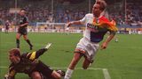 Bochums Sebastian Schindzielorz gelang trotz des schrillen Trikots der Siegtreffer gegen Borussia Mönchengladbach mit dem jungen Robert Enke im Tor. Von 1997 bis 1999 war der VfL in dem Jersey unterwegs. Inoffiziell trägt es den Titel "Hässlichstes Trikot der Bundesliga-Geschichte". Und das kam so: Sponsor Faber Lotto-Service hatte die Produktion gleich selbst übernommen. Heraus kam zum Entsetzen der Fans ein papageienartiges, regenbogenfarbiges Trikot. Vermutlich wäre es aktuell aufgrund der LGBTQ+-Debatten der letzte Schrei. War es damals auch, aber im negativen Sinn.