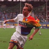 Bochums Sebastian Schindzielorz gelang trotz des schrillen Trikots der Siegtreffer gegen Borussia Mönchengladbach mit dem jungen Robert Enke im Tor. Von 1997 bis 1999 war der VfL in dem Jersey unterwegs. Inoffiziell trägt es den Titel "Hässlichstes Trikot der Bundesliga-Geschichte". Und das kam so: Sponsor Faber Lotto-Service hatte die Produktion gleich selbst übernommen. Heraus kam zum Entsetzen der Fans ein papageienartiges, regenbogenfarbiges Trikot. Vermutlich wäre es aktuell aufgrund der LGBTQ+-Debatten der letzte Schrei. War es damals auch, aber im negativen Sinn.