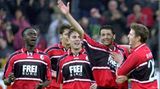 Der SC Freiburg hatte in der Saison 2001/02 ein ganz anderes Problem. Der Sponsor, die BfG-Bank, wurde verkauft und plötzlich hatten die Breisgauer keinen Werbepartner mehr. Kann man nichts machen. Der SC Freiburg nutzte die freie Fläche, um darauf hinzuweisen, dass hier noch Platz für Werbung ist. Ab der neuen Saison gab's dann einen neuen Partner.