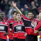 Der SC Freiburg hatte in der Saison 2001/02 ein ganz anderes Problem. Der Sponsor, die BfG-Bank, wurde verkauft und plötzlich hatten die Breisgauer keinen Werbepartner mehr. Kann man nichts machen. Der SC Freiburg nutzte die freie Fläche, um darauf hinzuweisen, dass hier noch Platz für Werbung ist. Ab der neuen Saison gab's dann einen neuen Partner.