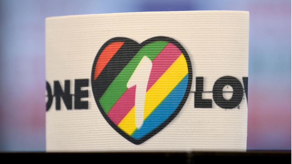 "One Love"-Armbinde, die der DFB-Kapitän bei der WM in Katar tragen wollte