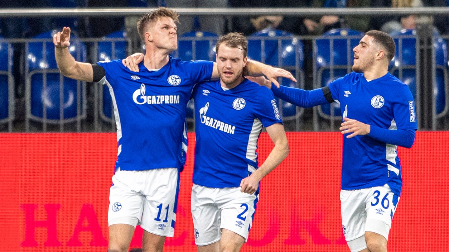 Fußball-Bundesliga: Sponsoren können schnell zu einem unangenehmen und politisch nicht tragbaren Partner werden. Das erlebte der damalige Zweitligist Schalke 04 nach dem russischen Angriff auf die Ukraine am 24. Februar. Vier Tage später trennte sich der Klub von dem russischen Gas-Unternehmen. Sponsoren können schnell zu einem unangenehmen und politisch nicht tragbaren Partner werden. Das erlebte der damalige Zweitligist Schalke 04 nach dem russischen Angriff auf die Ukraine am 24. Februar. Vier Tage später trennte sich der Klub von dem russischen Gas-Unternehmen.