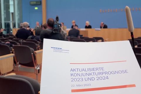 Video: Wirtschaftsweise erwarten wenig Wachstum bei hoher Inflation